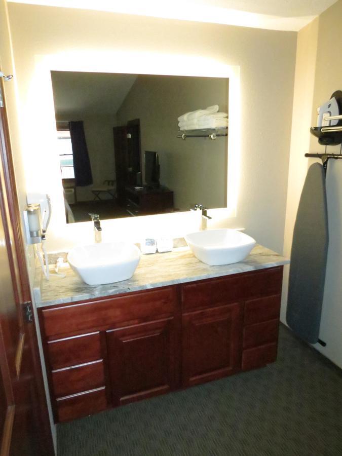 Edgewater Hotel And Suites Put-in-Bay Extérieur photo