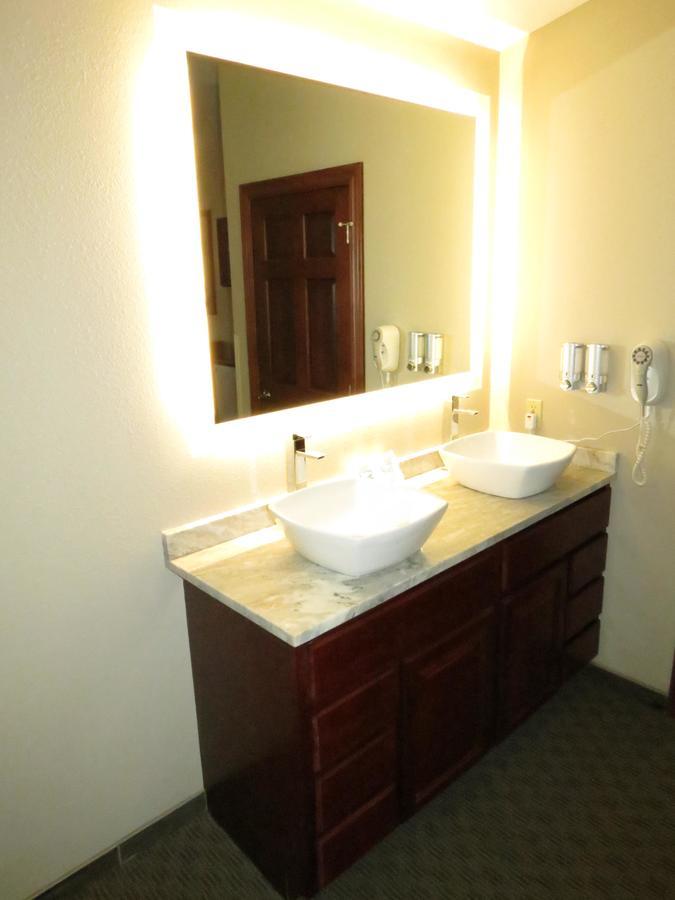 Edgewater Hotel And Suites Put-in-Bay Extérieur photo